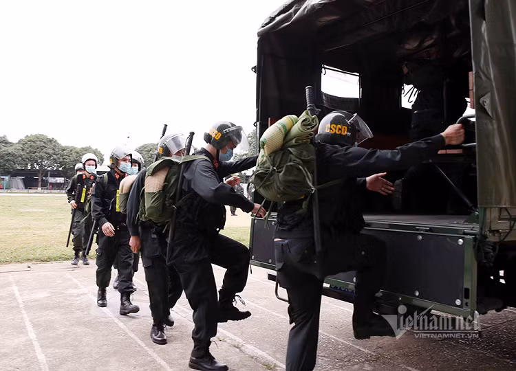 Sáng nay 17/5, 300 cảnh sát cơ động thuộc Bộ Tư lệnh Cảnh sát Cơ động lên đường "chia lửa" với Công an tỉnh Bắc Giang thực hiện nhiệm vụ tuần tra, kiểm soát, bảo đảm an ninh, trật tự và phòng, chống dịch Covid-19. (300 cảnh sát cơ động tới Bắc Giang tiếp sức)