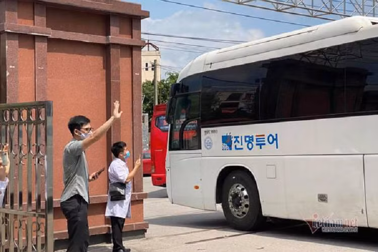 Các thầy giáo ra cổng trường tiễn đoàn đi hỗ trợ chống dịch tại Bắc Giang, Bắc Ninh. Ảnh: Thu Hằng