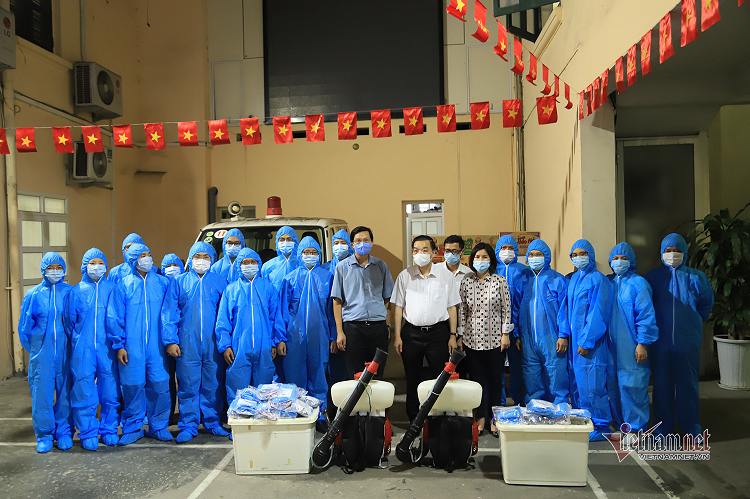 Phụ trách "đội đặc nhiệm" là Phó Giám đốc Sở Y tế Trần Văn Chung và Phó Giám đốc CDC Hà Nội Khổng Minh Tuấn - những chuyên gia dày dặn của Thủ đô. (Lãnh đạo UBND TP.Hà Nội và Sở Y tế cùng "đội đặc nhiệm" chống dịch)