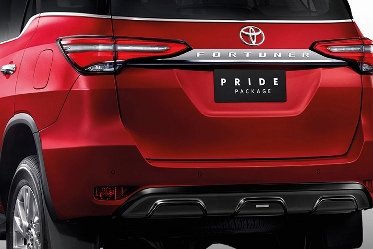 Ở phía sau, Toyota Fortuner thế hệ mới có đèn hậu dạng LED với đồ họa bắt mắt hơn. Đáng tiếc là gói nâng cấp này không sơn đen bộ mâm đa chấu 18 inch của Fortuner. Nếu sở hữu bộ mâm sơn đen, chiếc SUV này sẽ trông hầm hố hơn.