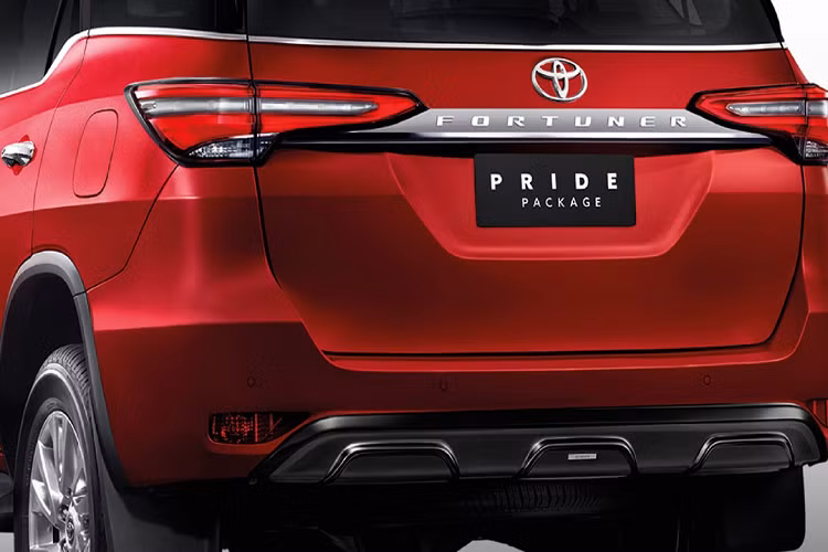 Ở phía sau, Toyota Fortuner thế hệ mới có đèn hậu dạng LED với đồ họa bắt mắt hơn. Đáng tiếc là gói nâng cấp này không sơn đen bộ mâm đa chấu 18 inch của Fortuner. Nếu sở hữu bộ mâm sơn đen, chiếc SUV này sẽ trông hầm hố hơn.