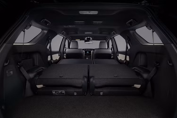 Toyota Fortuner 2021 tại thị trường Thái Lan sử dụng động cơ diesel tăng áp 2.8L, sản sinh công suất 201 mã lực và mô-men xoắn 500 Nm. Động cơ này mạnh hơn 27 mã lực và 50 Nm so với động cơ 2.8L trên thế hệ cũ.