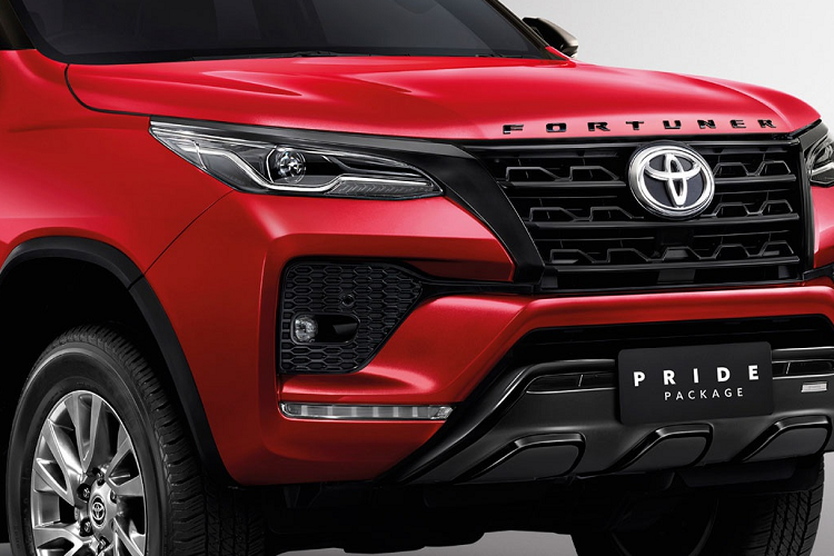 Còn lại, gói Pride Package II không can thiệp đến thiết kế tổng thể của Fortuner. Mẫu SUV của Toyota vẫn sở hữu lưới tản nhiệt cỡ lớn được thiết kế mới. Cụm đèn của Fortuner 2021 sử dụng công nghệ LED, tích hợp dải đèn daylight.