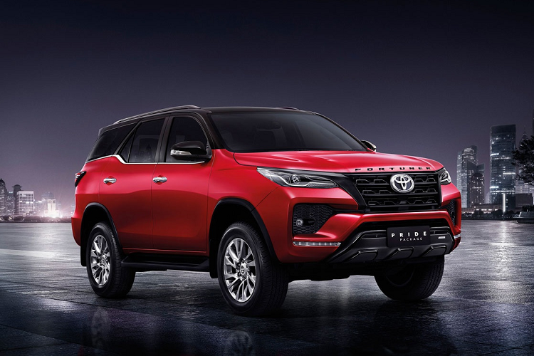 Toyota Thái Lan vừa giới thiệu gói nâng cấp Pride Package II đặc biệt cho Toyota Fortuner 2021 mới. Gói Pride Package II tương thích với tất cả phiên bản của Fortuner tại Thái Lan. Mức giá của gói nâng cấp này là 1.520 USD (khoảng 352 triệu đồng).