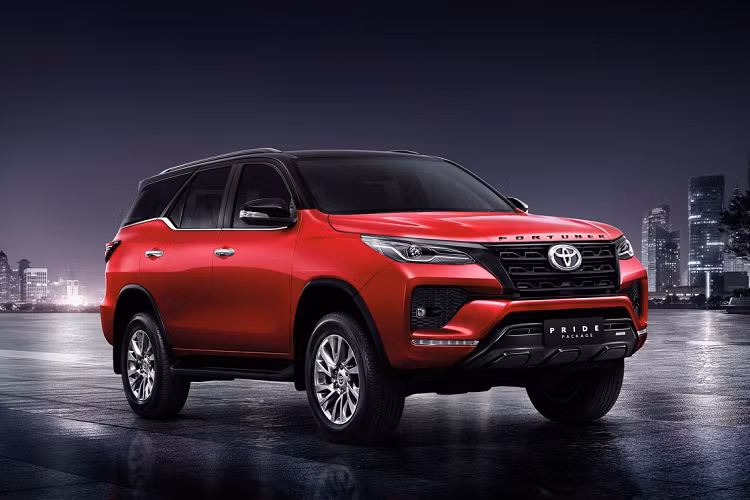 Toyota Thái Lan vừa giới thiệu gói nâng cấp Pride Package II đặc biệt cho Toyota Fortuner 2021 mới. Gói Pride Package II tương thích với tất cả phiên bản của Fortuner tại Thái Lan. Mức giá của gói nâng cấp này là 1.520 USD (khoảng 352 triệu đồng).