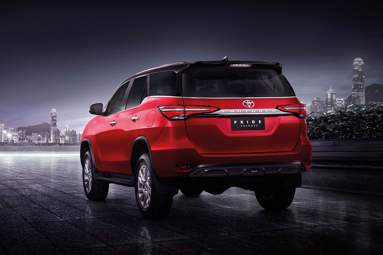Gói nâng cấp Pride Package II cho Toyota Fortuner bổ sung các chi tiết trang trí màu đen ở ngoại thất, gồm cản trước, viền lưới tản nhiệt, cản sau, mui xe, ốp gương chiếu hậu và các bậc cửa.