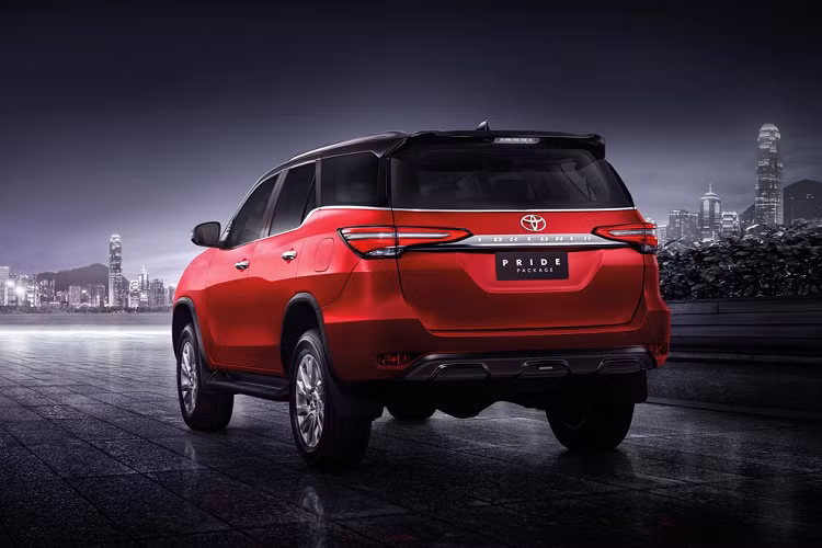 Gói nâng cấp Pride Package II cho Toyota Fortuner bổ sung các chi tiết trang trí màu đen ở ngoại thất, gồm cản trước, viền lưới tản nhiệt, cản sau, mui xe, ốp gương chiếu hậu và các bậc cửa.