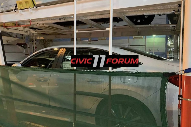 Honda Civic thế hệ mới có cấu trúc dạng vòm, hốc gió trước được mở rộng hơn, trong khi lưới tản nhiệt có chi tiết cùng màu với thân xe, gắn logo Honda. Đèn pha dạng LED và đèn ban ngày họa tiết chữ L.