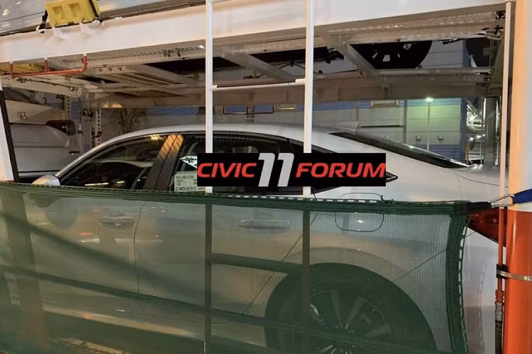 Honda Civic thế hệ mới có cấu trúc dạng vòm, hốc gió trước được mở rộng hơn, trong khi lưới tản nhiệt có chi tiết cùng màu với thân xe, gắn logo Honda. Đèn pha dạng LED và đèn ban ngày họa tiết chữ L.