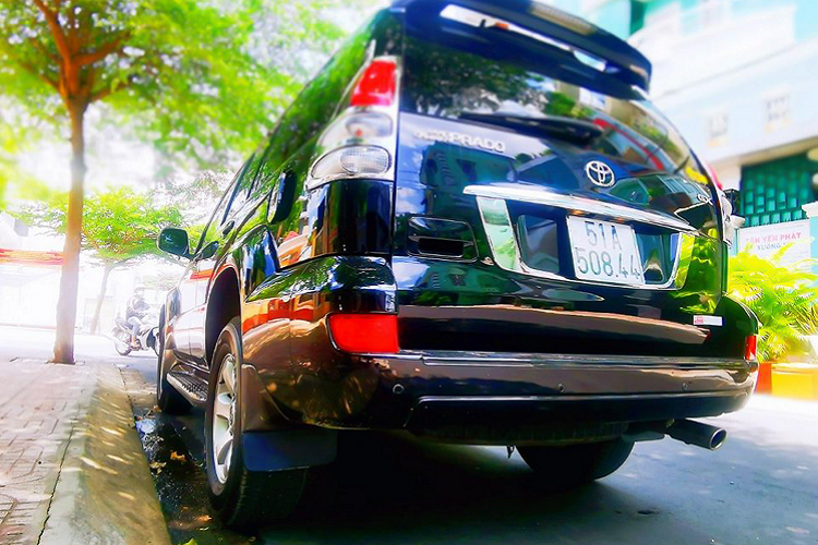 Phù hợp để sử dụng với nhu cầu hay đi đường xấu, ghồ ghề với nền tảng khung gầm rời (body on frame) và hệ dẫn động 2 cầu linh hoạt hỗ trợ xe vượt địa hình. Đây cũng là ưu điểm lớn của Land Cruiser Prado so với các đối thủ trong phân khúc cùng tầm giá!