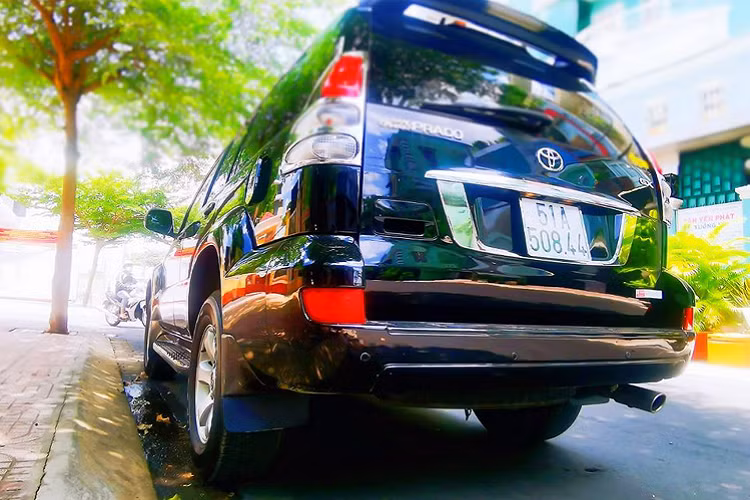 Phù hợp để sử dụng với nhu cầu hay đi đường xấu, ghồ ghề với nền tảng khung gầm rời (body on frame) và hệ dẫn động 2 cầu linh hoạt hỗ trợ xe vượt địa hình. Đây cũng là ưu điểm lớn của Land Cruiser Prado so với các đối thủ trong phân khúc cùng tầm giá!