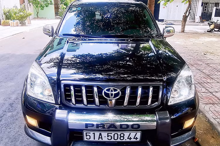 Một chiếc xe SUV Toyota Land Cruiser Prado mới hiện tại đang được phân phối chính hãng với mức giá 2,379 tỷ đồng, mức giá không phải ai cũng tiếp cận nổi. Chính vì thế, lựa chọn xe đời cũ là một gợi ý dành cho người mua xe có chi phí vừa phải.
