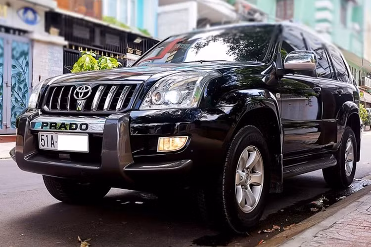 Chiếc Toyota Land Cruiser Prado đời 2007 này đang được chào bán với giá 619 triệu đồng, mức giá ngang gầm với một chiếc SUV 7 chỗ Toyota Rush mới đang có giá niêm yết 634 triệu đồng. Theo thông tin rao bán, chiếc Land Cruiser Prado đã lăn bánh hơn 124.000km, một mức ODO không hề nhỏ. Tuy nhiên, ODO này không phải là vấn đề lớn đối với dòng xe Land Cruiser Prado “nồi đồng cối đá” nổi tiếng ở độ bền bỉ và đáng tin cậy.