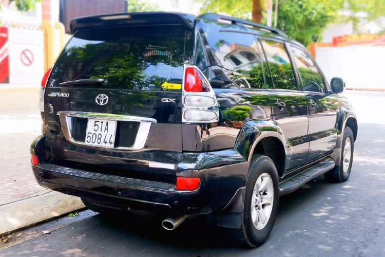 Sức mạnh được truyền xuống hai cầu (4WD), gài cầu cơ, thông qua hộp số tự động 4 cấp.