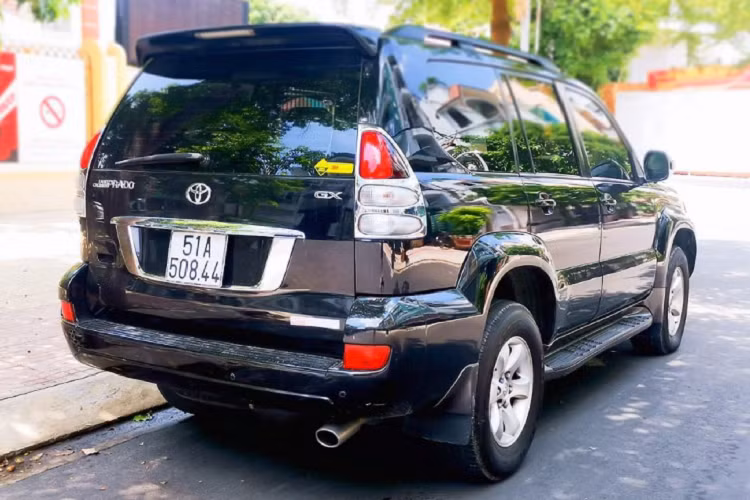 Sức mạnh được truyền xuống hai cầu (4WD), gài cầu cơ, thông qua hộp số tự động 4 cấp.