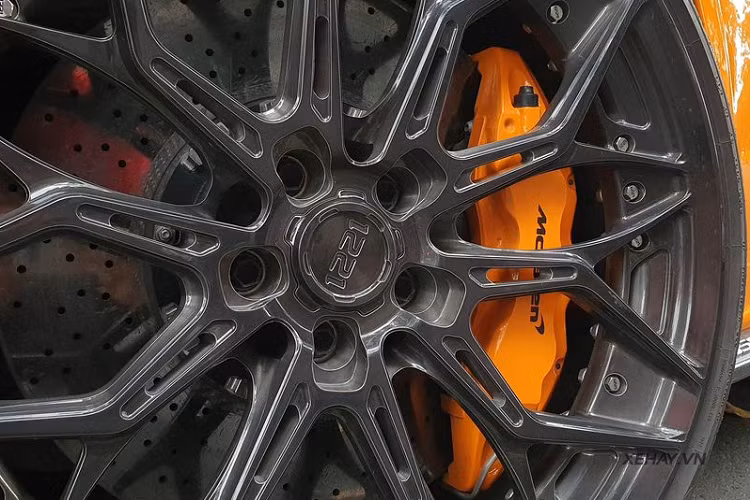 McLaren 650S Spider sở hữu màu cam rực rỡ kết hợp cùng bộ la-zăng chấu chữ Y "hàng thửa" màu đen cá tính mới được chủ nhân nâng cấp gần đây, đi kèm vẫn là cùm phanh màu cam cùng tông thân xe như ban đầu.