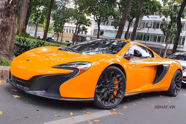Thiết kế của McLaren 650S Spider được lấy cảm hứng từ người đàn anh McLaren MP4-12C với khung gầm bằng sợi carbon nguyên khối siêu bền và nhẹ. Phía trước xe là cụm đèn pha thiết kế tương tự như trên siêu xe P1 đem lại cái nhìn khỏe khoắn hơn cho xe, cụm đèn hậu chiếu sáng bằng hai dải LED khá độc đáo, cánh gió phía sau có thể điều chỉnh.