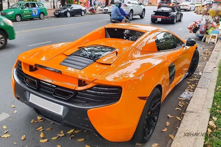 Một điểm đáng chú ý nữa của chiếc McLaren 650S Spider này là hệ thống ống xả hiệu Fi Exhaust có phần đầu ống xả được sơn màu vàng bóng bẩy.