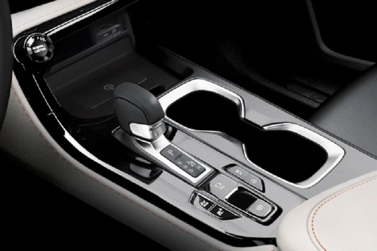 Xe sử dụng cụm đồng hồ hỗ trợ lái kỹ thuật số, trang bị màn hình cảm ứng lớn hơn trước.