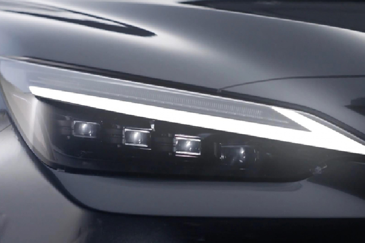 Viền LED ban ngày của NX mang chung phong cách với các dòng khác như IS 2021. Những hình ảnh rò rỉ mới nhất của NX thế hệ tiếp theo cho thấy NX thế hệ mới không khác biệt về thiết kế tổng thể so với thế hệ cũ. NX vẫn trung thành với phong cách thiết kế sang trọng, nhỏ gọn và không kém phần nổi bật với lưới tản nhiệt phía trước đặc trưng của Lexus. Cụm đèn pha được nâng cấp, đáng chú ý là cụm đèn hậu LED trải dài theo xu hướng hiện nay.