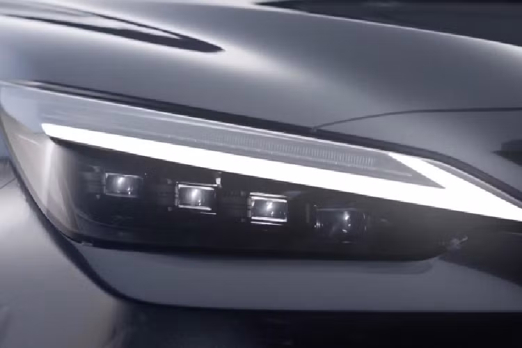 Viền LED ban ngày của NX mang chung phong cách với các dòng khác như IS 2021. Những hình ảnh rò rỉ mới nhất của NX thế hệ tiếp theo cho thấy NX thế hệ mới không khác biệt về thiết kế tổng thể so với thế hệ cũ. NX vẫn trung thành với phong cách thiết kế sang trọng, nhỏ gọn và không kém phần nổi bật với lưới tản nhiệt phía trước đặc trưng của Lexus. Cụm đèn pha được nâng cấp, đáng chú ý là cụm đèn hậu LED trải dài theo xu hướng hiện nay.