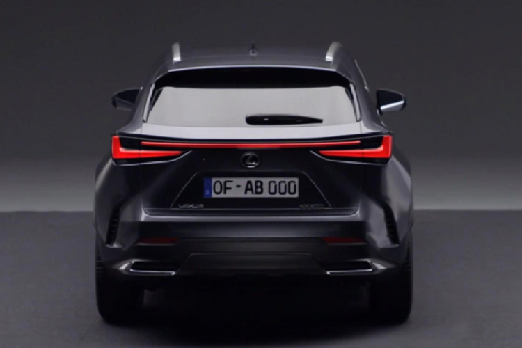 Trên thị trường, Lexus NX là đối thủ cạnh tranh trực tiếp với các mẫu xe Đức như Mercedes-Benz GLC, BMW X3 hay Audi Q5.