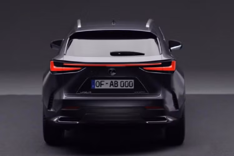 Trên thị trường, Lexus NX là đối thủ cạnh tranh trực tiếp với các mẫu xe Đức như Mercedes-Benz GLC, BMW X3 hay Audi Q5.