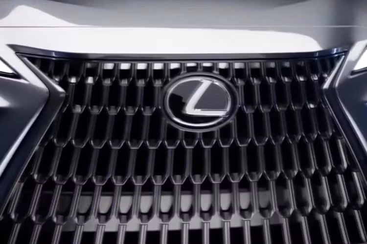 Bước sang thế hệ kế tiếp, Lexus NX 2022 mới sẽ chuyển sang sử dụng nền tảng khung gầm hoàn toàn mới, nền tảng mới của NX không chỉ phù hợp với động cơ xăng thông thường, mà nó còn thích hợp với hệ thống truyền động máy xăng, kết hợp với động cơ điện hỗ trợ cắm sạc (plug-in hybrid) mới. Hiện tại, Lexus vẫn chưa hé lộ các lựa chọn động cơ, hệ truyền động bao gồm cả hộp số của Lexus NX thế hệ mới.