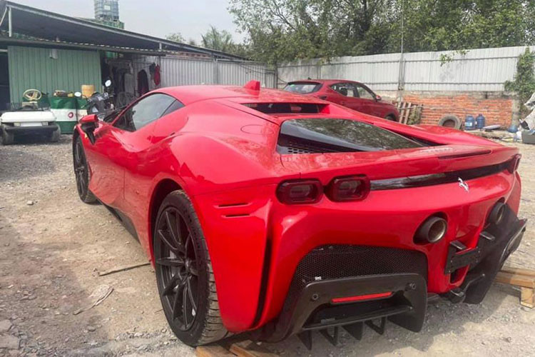 Về thiết kế tổng thể, SF90 Stradale mang kiểu dáng của F8 Tributo nhưng các chi tiết lại chia sẻ từ LaFerrari với đầu xe nhọn, mui xe bằng carbon và có nhiều các đường cắt xẻ khắp thân xe. Carbon cũng là vậy liệu được sử dụng xuyên suốt trong quá trình chế tạo siêu phẩm nước Ý.