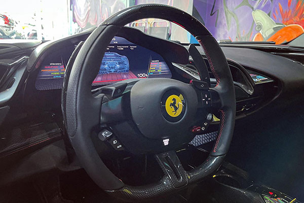 Ferrari SF90 Stradale được trang bị động cơ xăng V8, tăng áp, dung tích 4.0 lít, sản sinh công suất tối đa 769 mã lực và mô-men xoắn cực đại 800 Nm. Động cơ này kết hợp với hệ thống hybrid bao gồm 3 mô-tơ điện. Trong đó, 1 mô-tơ điện nằm kẹp giữa động cơ V8 và hộp số tự động ly hợp kép 8 cấp mới. 2 mô-tơ điện còn lại được đặt trên cầu trước của Ferrari SF90 Stradale.