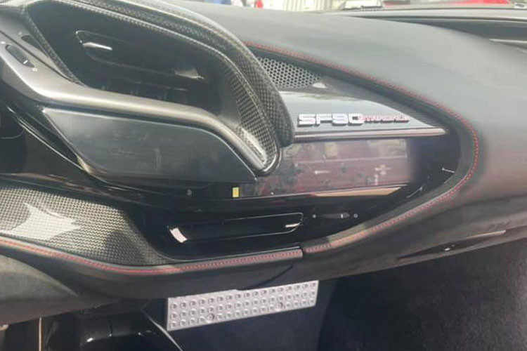 Lấy cảm hứng thiết kế từ khoang lái của máy bay, nội thất bên trong của Ferrari SF90 Stradale đi kèm bảng đồng hồ kỹ thuật số 16 inch khổng lồ. Trong đó, đồng hồ đo vòng tua máy được đặt nằm giữa, hai bên là màn hình định vị và thông tin giải trí.