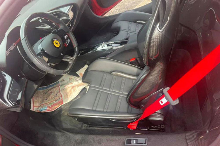 Bước vào không gian cabin, Ferrari SF90 Stradale tiếp tục mang tới sự đơn giản nhưng đậm nét quyến rũ nhờ thiết kế đầy tinh tế. Mọi chi tiết thừa, các núm bấm vậy lý thô cứng dường như đã bị loại bỏ khỏi siêu phẩm này để nhường chỗ cho các hệ thống giải trí, thông tin hiện đại.