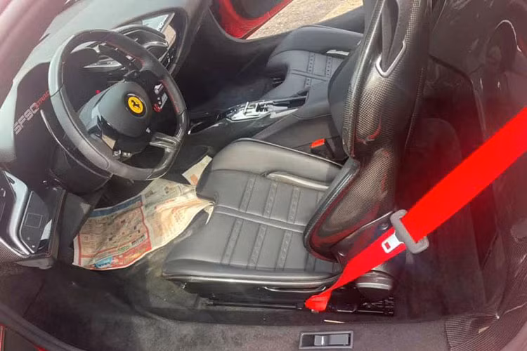 Bước vào không gian cabin, Ferrari SF90 Stradale tiếp tục mang tới sự đơn giản nhưng đậm nét quyến rũ nhờ thiết kế đầy tinh tế. Mọi chi tiết thừa, các núm bấm vậy lý thô cứng dường như đã bị loại bỏ khỏi siêu phẩm này để nhường chỗ cho các hệ thống giải trí, thông tin hiện đại.