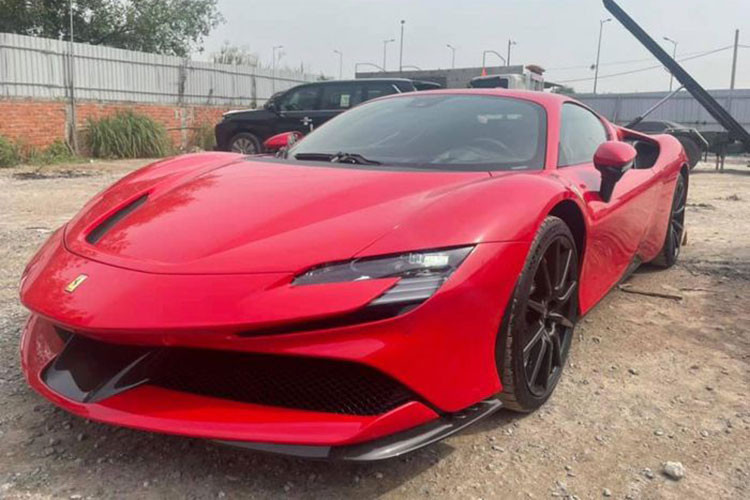 Ferrari SF90 Stradale là mẫu siêu xe kỷ niệm 90 năm thành lập đội đua Scuderia Ferrari, tiền thân của hãng Ferrari sau này. Trong danh mục sản phẩm của Ferrari, SF90 Stradale là dòng xe cao cấp thứ 2 của hãng xe Ý, sau hypercar LaFerrari và xếp trên 812 Superfast.