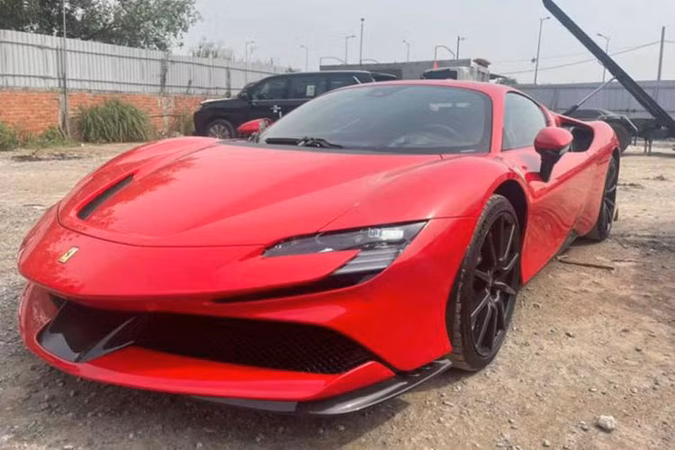 Ferrari SF90 Stradale là mẫu siêu xe kỷ niệm 90 năm thành lập đội đua Scuderia Ferrari, tiền thân của hãng Ferrari sau này. Trong danh mục sản phẩm của Ferrari, SF90 Stradale là dòng xe cao cấp thứ 2 của hãng xe Ý, sau hypercar LaFerrari và xếp trên 812 Superfast.