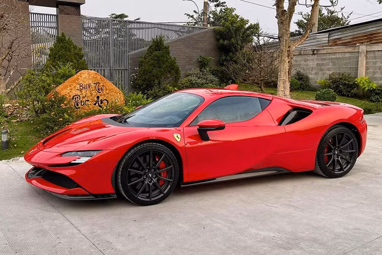 Sức mạnh của động cơ plug-in hybrid đã cho phép siêu phẩm Ferrari SF90 Stradale có thể tăng tốc từ vị trí xuất phát lên 100 km/h trong thời gian 2,5 giây, thêm 4,2 giây để tăng tốc lên 200 km/h trước khi đạt vận tốc tối đa 340 km/h. Ngoài ra, Ferrari SF90 Stradale có thể hoàn thành quãng đường 25 km chỉ bằng mô-tơ điện trên cầu trước.