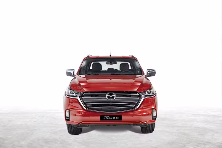 Thiết kế hoàn hoàn mới kết hợp giữa ngôn ngữ KODO tinh tế và phong cách mạnh mẽ của dòng bán tải. Ở Mazda BT-50 thế hệ mới, hãng xe Nhật Bản quyết tâm hướng tới mục tiêu tạo ra các sản phẩm có ngoại hình tạo được cảm xúc mạnh mẽ cho người sở hữu thông qua việc áp dụng ngôn ngữ thiết kế KODO thế hệ mới cho tất cả các sản phẩm Mazda, bao gồm cả dòng xe bán tải Mazda BT-50.