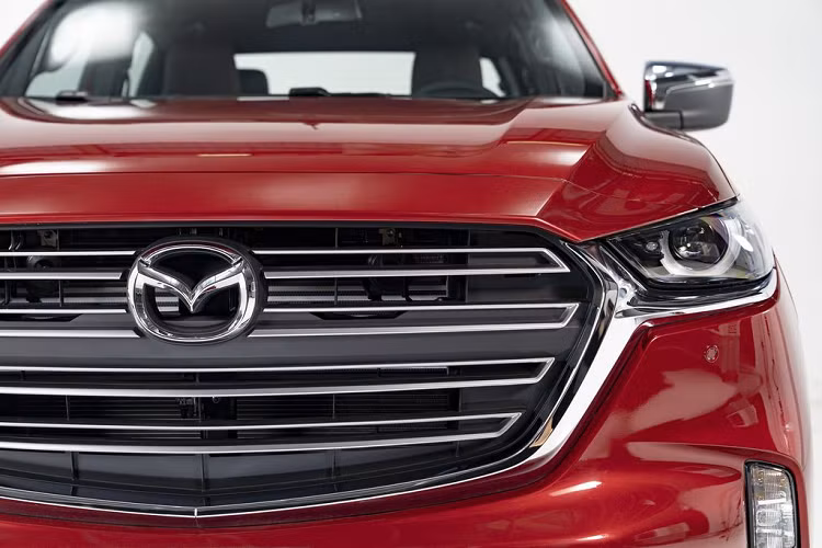 Điểm nổi bật tất cả các phiên bản xe All New Mazda BT-50 đều được trang bị hệ thống đèn pha LED cao cấp. Thân xe nổi bật với mâm đúc hợp kim 18 inch với thiết kế nan hoa to bản mang đến sự mạnh mẽ. Bệ bước chân trang bị theo xe tạo điểm nhấn nổi bật và thể thao khi nhìn từ bên hông. Kính chiếu hậu tích hợp đèn báo rẽ, viền chrome tinh tế. Tay nắm cửa cũng được viền chrome tích hợp khóa cửa thông minh.