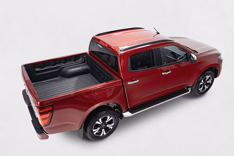 Hệ thống khung gầm hoàn toàn mới của All New Mazda BT-50 đầm chắc, rộng hơn và tăng tỷ lệ thép cường lực cao giúp độ cứng tăng thêm 20% so với mẫu xe tiền nhiệm. Hệ thống cách âm được nâng cấp mang đến không gian yên tĩnh vượt trội, giúp cho hành khách có thể thưởng thức âm nhạc hoặc trò chuyện với người thân trên những hành trình dài.