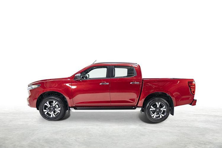 Bên cạnh các trang bị an toàn tiêu chuẩn như hệ thống chống bó cứng phanh (ABS); hệ thống cân bằng điện tử (DSC), cảm biến đỗ xe sau, cảm biến đỗ xe trước, hệ thống hỗ trợ xuống dốc (HDC), 7 túi khí, camera lùi… All New Mazda BT-50 còn được trang bị các hệ thống an toàn thông minh chủ động, bao gồm: hệ thống cảnh báo điểm mù (BSM) với cảm biến radar sau, hệ thống cảnh báo phương tiện cắt ngang khi lùi (RCTA).