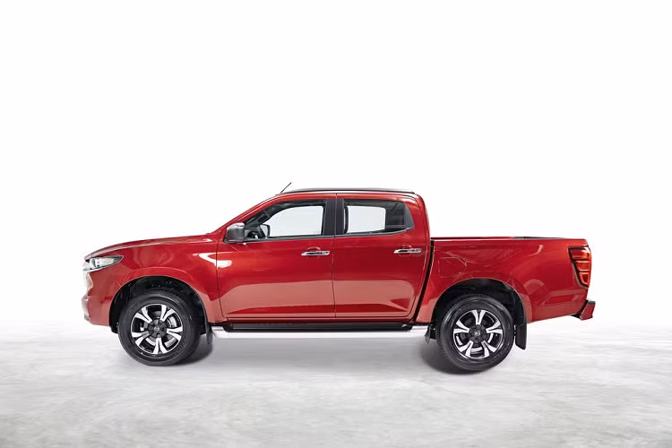 Bên cạnh các trang bị an toàn tiêu chuẩn như hệ thống chống bó cứng phanh (ABS); hệ thống cân bằng điện tử (DSC), cảm biến đỗ xe sau, cảm biến đỗ xe trước, hệ thống hỗ trợ xuống dốc (HDC), 7 túi khí, camera lùi… All New Mazda BT-50 còn được trang bị các hệ thống an toàn thông minh chủ động, bao gồm: hệ thống cảnh báo điểm mù (BSM) với cảm biến radar sau, hệ thống cảnh báo phương tiện cắt ngang khi lùi (RCTA).