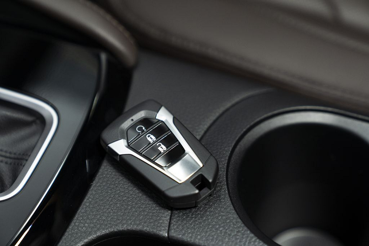 All New Mazda BT-50 còn được đánh giá khá cao nhờ hệ thống điều hòa tự động hai vùng độc lập; tính năng lọc phấn hoa mang đến không gian thoáng đãng và trong lành cho hàng ghế sau. Xe trang bị màn hình cảm ứng 9 inch với độ phân giải HD kết nối Bluetooth, USB. Đây cũng là mẫu xe lần đầu tiên trang bị Apple Carplay không dây, giúp người lái kết nối và sử dụng các chức năng như gọi điện, định vị dẫn đường mà không cần phải thao tác trực tiếp trên điện thoại.