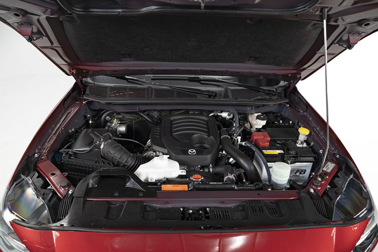 Thiết kế ghế trên All New Mazda BT-50 áp dụng công nghệ thiết kế ghế tiên tiến nhất của hệ thống Skyactiv-Vehicle Architecture với kết cấu tựa lưng phân bổ đồng đều áp lực và ôm khít với cơ thể giúp cho hành khách thư giãn và thoải mái trên hành trình dài. Xe cũng trang bị và hệ thống nhắc đeo dây an toàn cho cả người lái và người ngồi phía sau.