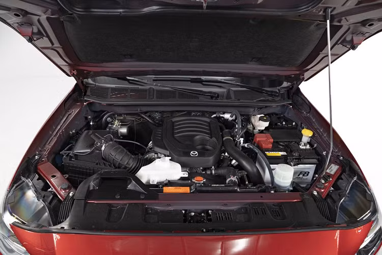 Thiết kế ghế trên All New Mazda BT-50 áp dụng công nghệ thiết kế ghế tiên tiến nhất của hệ thống Skyactiv-Vehicle Architecture với kết cấu tựa lưng phân bổ đồng đều áp lực và ôm khít với cơ thể giúp cho hành khách thư giãn và thoải mái trên hành trình dài. Xe cũng trang bị và hệ thống nhắc đeo dây an toàn cho cả người lái và người ngồi phía sau.