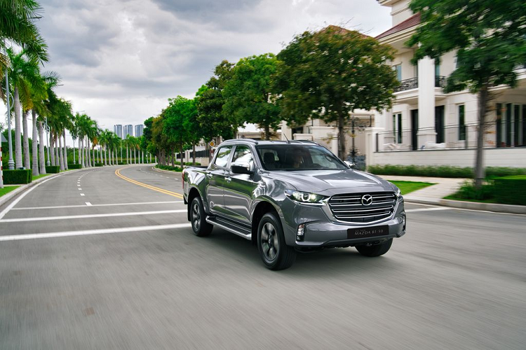 Tất cả 4 phiên bản All New Mazda BT-50 đều được trang bị động cơ diesel 1.9L tích hợp công nghệ tăng áp biến thiên cánh tiên tiến cho công suất tối đa 148 mã lực và mô men xoắn cực đại 350 Nm, cùng tùy chọn hộp số tự động 6 cấp hoặc số sàn 6 cấp. Đặc biệt, hộp số tự động 6 cấp với thuật toán điều khiển có khả năng "học" theo phong cách lái, từ đó giúp tối ưu sự điều khiển hộp số thích ứng theo chủ ý của người lái.