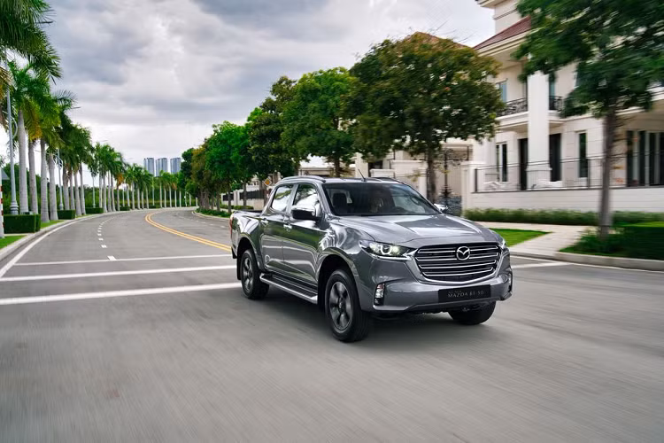 Tất cả 4 phiên bản All New Mazda BT-50 đều được trang bị động cơ diesel 1.9L tích hợp công nghệ tăng áp biến thiên cánh tiên tiến cho công suất tối đa 148 mã lực và mô men xoắn cực đại 350 Nm, cùng tùy chọn hộp số tự động 6 cấp hoặc số sàn 6 cấp. Đặc biệt, hộp số tự động 6 cấp với thuật toán điều khiển có khả năng "học" theo phong cách lái, từ đó giúp tối ưu sự điều khiển hộp số thích ứng theo chủ ý của người lái.