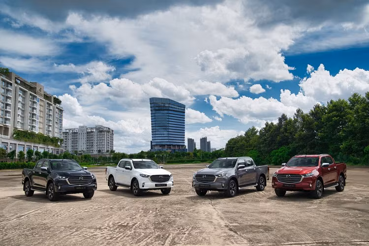 Hiện tại, giá xe Mazda BT-50 2021 khởi điểm từ 659 triệu đồng. Phiên bản cao nhất có giá 849 triệu đồng. So với thế hệ cũ, đắt hơn 80-100 triệu đồng - cạnh tranh với các đối thủ như; Nissan Navara, Ford Ranger, Mitsubishi Triton và Toyota Hilux.