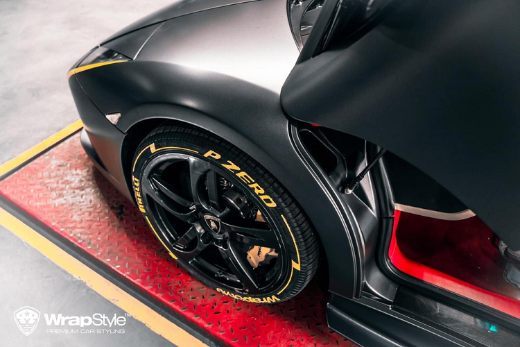 Chưa hết, điểm nhấn độc đáo trên Lamborghini Murcielago LP640 còn phải kể đến 2 mang cá bên hông động cơ sẽ trồi lên ngay khi xe được khởi động nhằm giúp "siêu bò" làm mát động cơ tốt hơn. Khi siêu xe tắt máy, 2 mang cá này sẽ được xếp lại gọn gàng. Siêu xe Lamborghini Murcielago LP640 không chỉ nâng cấp lại ngoại hình mà còn được tinh chỉnh lại sức mạnh của xe.