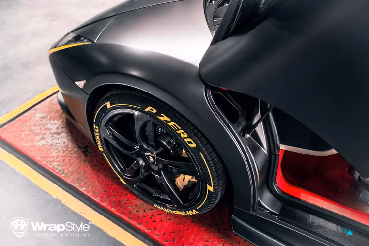 Chưa hết, điểm nhấn độc đáo trên Lamborghini Murcielago LP640 còn phải kể đến 2 mang cá bên hông động cơ sẽ trồi lên ngay khi xe được khởi động nhằm giúp "siêu bò" làm mát động cơ tốt hơn. Khi siêu xe tắt máy, 2 mang cá này sẽ được xếp lại gọn gàng. Siêu xe Lamborghini Murcielago LP640 không chỉ nâng cấp lại ngoại hình mà còn được tinh chỉnh lại sức mạnh của xe.