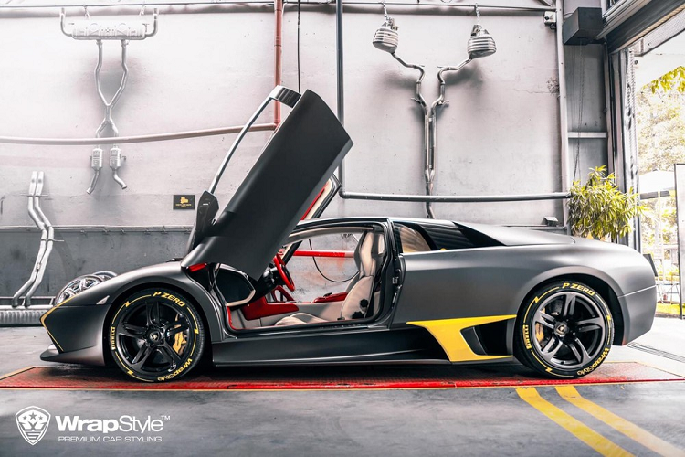 Không chỉ thế, trên bộ áo đen nhám này của chiếc siêu xe Lamborghini Murcielago LP640-4 còn có các điểm nhấn hoàn thành màu vàng, bộ mâm sơn đen được dán thêm chữ vàng tạo hoạ tiết cá tính. Nội thất xe có 2 màu là kem và đỏ. Như vậy, hiện tại Việt Nam đang có 4 chiếc siêu xe Lamborghini Murcielago LP640-4, ngoài chiếc trong bài còn có một xe mang ngoại thất màu xanh cốm, một chiếc màu vàng và cuối cùng là Lamborghini Murcielago LP640-4 màu đen của đại gia Hà Nội.